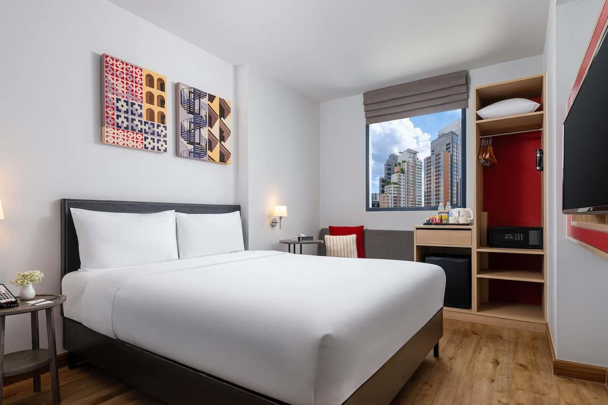 Standard Room, 1 Queen Bed | In-room safe, desk, cribs (free), WiFi (free)