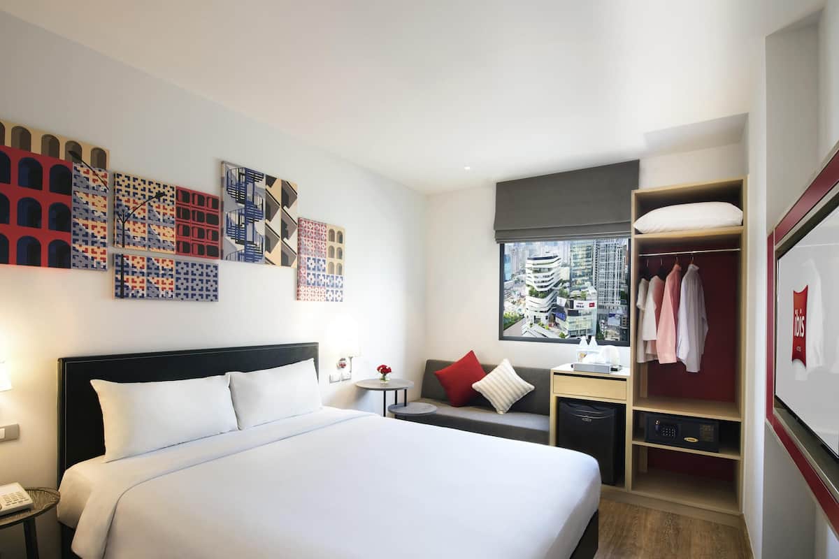 Chambre Standard, 1 grand lit | Coffre-fort, bureau, lit de bébé (gratuit), accÚs au Wi-Fi (inclus)