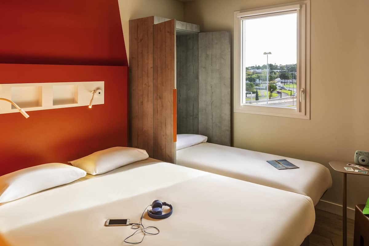 Triple Room, Berbilang Katil | Dilengkapkan perabot secara berasingan, ruang kerja komputer riba