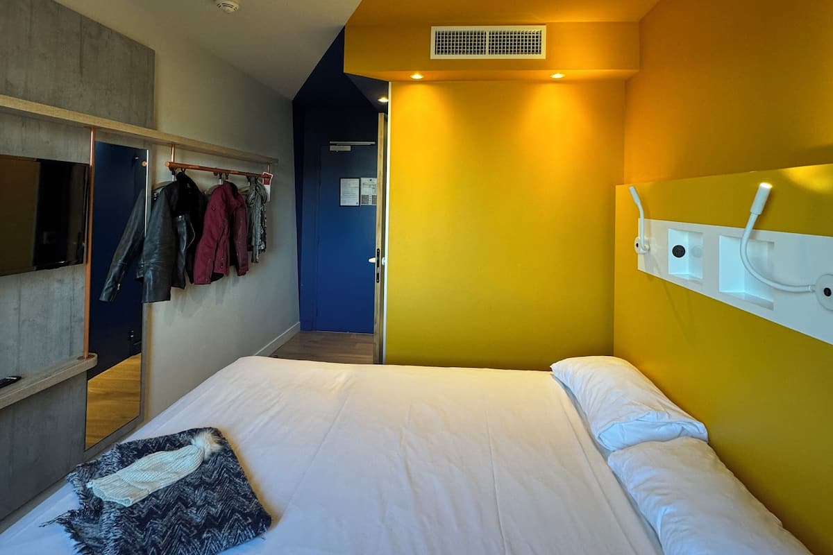 Quarto casal | Individualmente mobiliados, espaço de trabalho para notebook