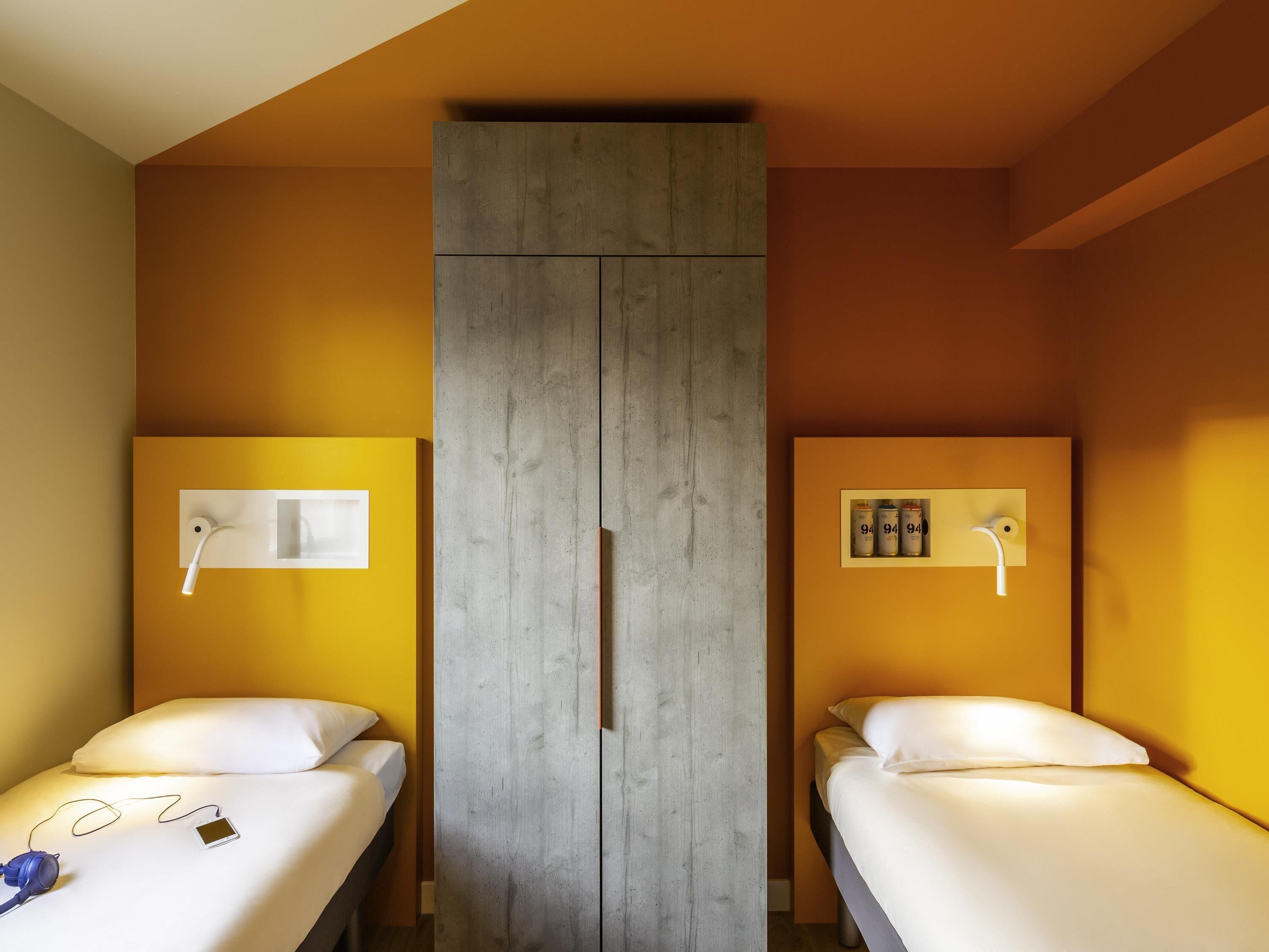 Chambre triple, Plusieurs lits | Ameublement unique, espace de travail pour ordinateurs portables