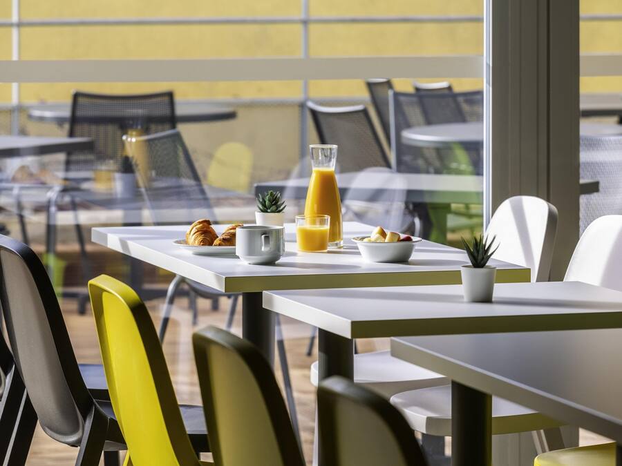 Desayuno buffet diario (EUR 9 por persona)