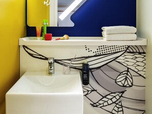 Muebles diferentes, espacio para trabajar con laptop y insonorización 