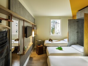 Habitación triple, varias camas | Muebles diferentes, espacio para trabajar con laptop y insonorización 
