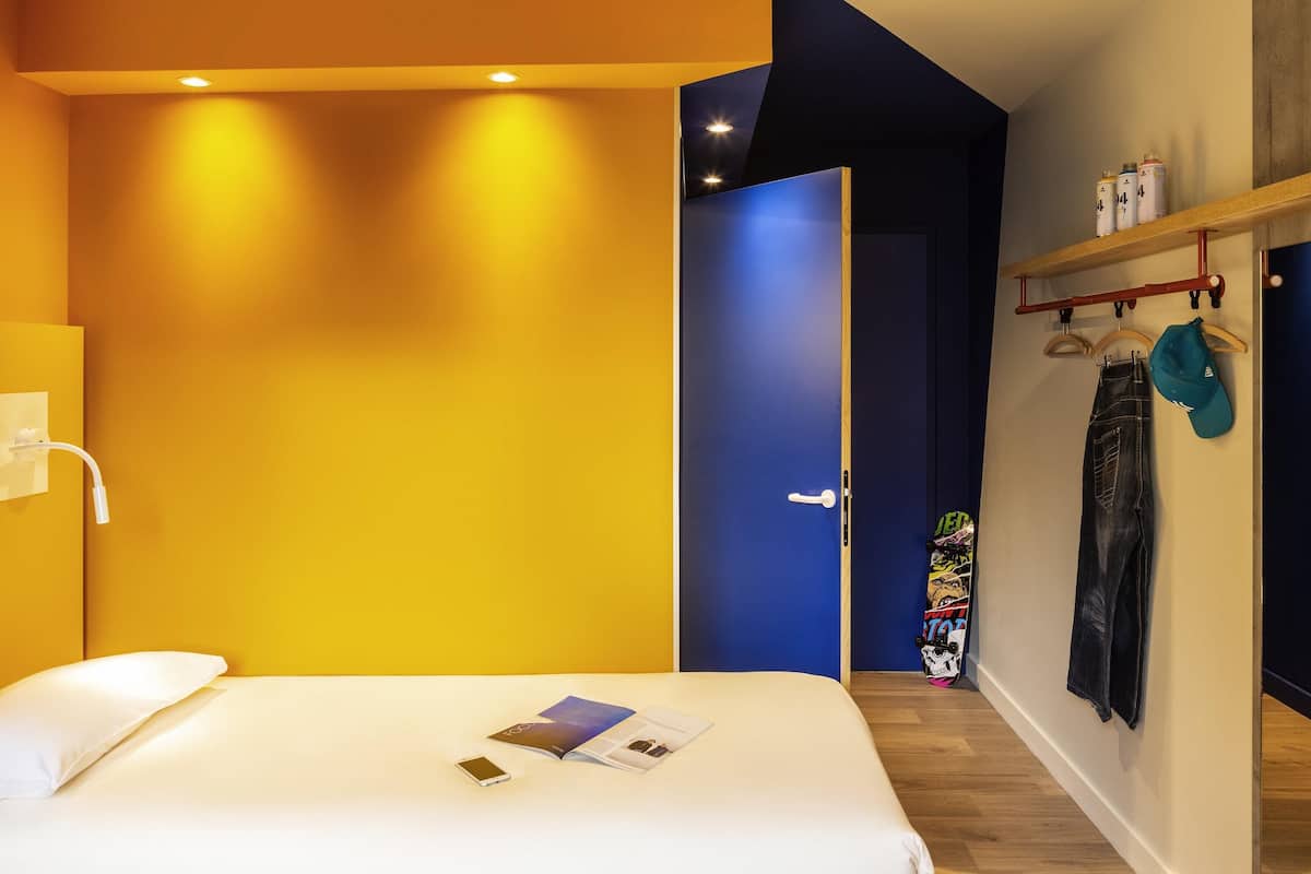 Habitación doble | Muebles diferentes, espacio para trabajar con laptop y insonorización