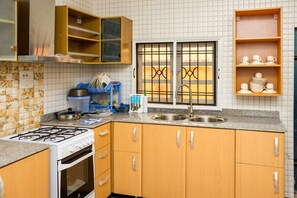 Kjøleskap, mikrobølgeovn, ovn og vannkoker