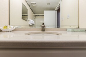 Een haardroger, handdoeken