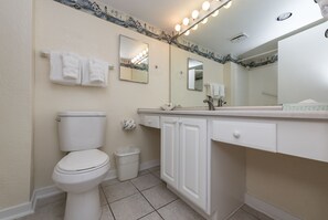 Een haardroger, handdoeken