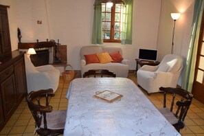 Een televisie, een dvd-speler, boeken en een stereo