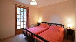 A bedroom with a double bed, a window with curtains, a bedside table with a lamp, and a ceiling light fixture. - Your house in pines and green oaks (Uchaux massif). (Mornas)
