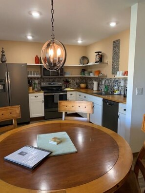 Fridge, microwave, oven, stovetop - Desert Morada Casita J: 2 Bedroom 1 Bath Dog Friendly maximum 2-NO OTHER PETS (Tucson)