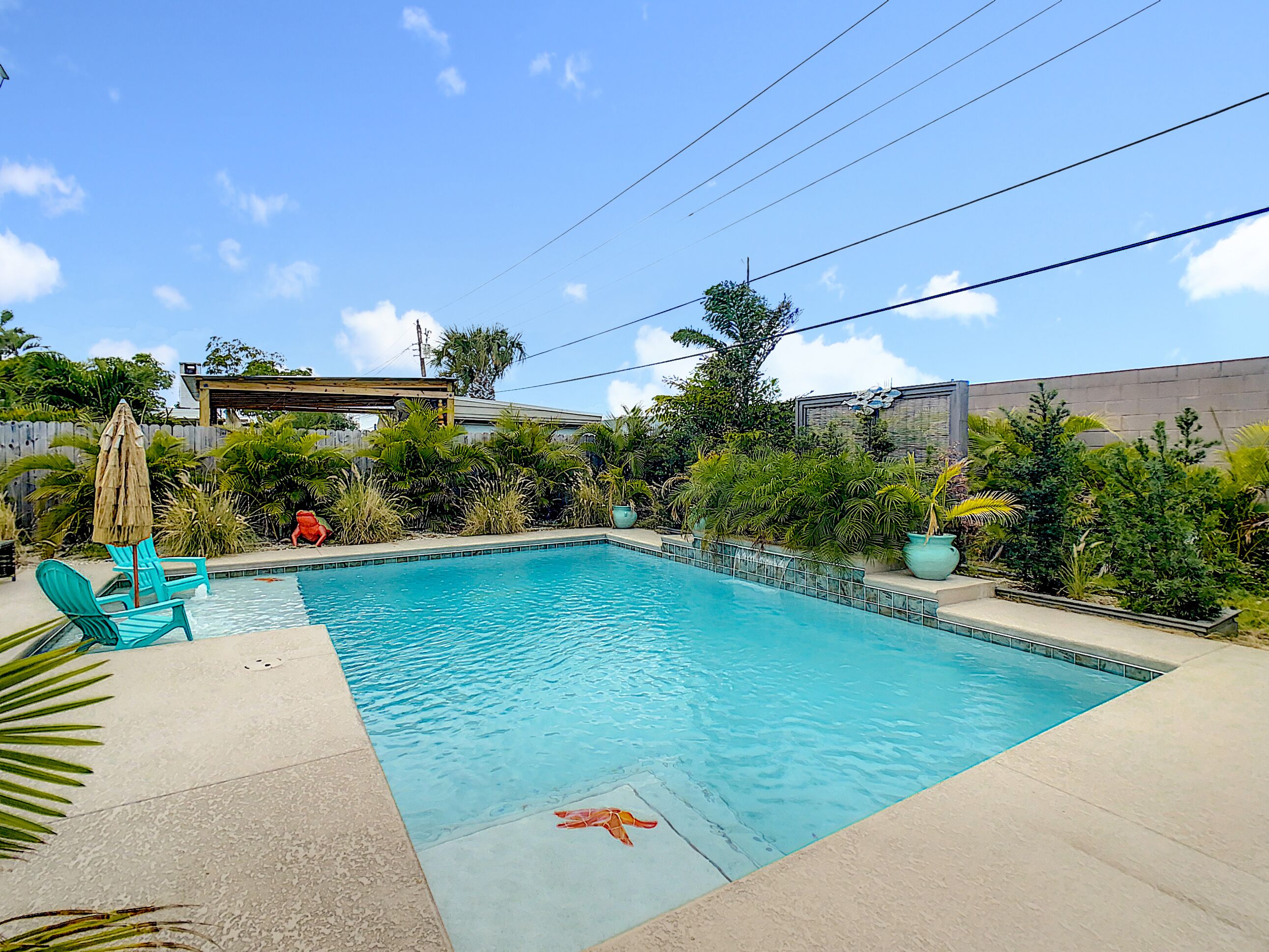 Chic Decor • Heated Saltwater Pool • KingBed • Tiki Bar • One Block to the Beach