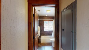 Combined shower/bathtub, free toiletries, hair dryer, towels