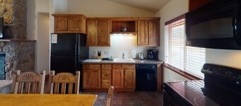 Dicht bij Ski Mountain, tv's in elke kamer, Condo A-Ponderosa