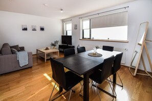 Apartemen Comfort, 2 kamar tidur | Area keluarga | TV layar datar