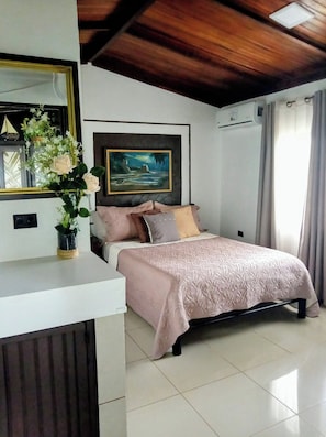 3 habitaciones, escritorio, tabla de planchar con plancha y wifi gratis