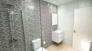 Een douche, een haardroger, handdoeken, zeep