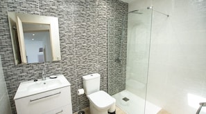Douche, sĂšche-cheveux, serviettes fournies, savon