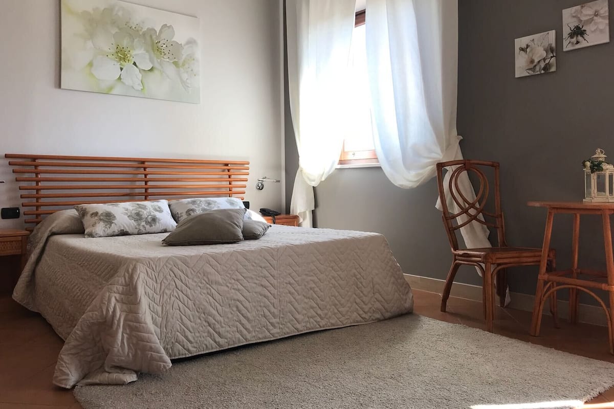 Quarto casal superior | Escrivaninha, quartos à prova de som, berços grátis, Wi-Fi de cortesia