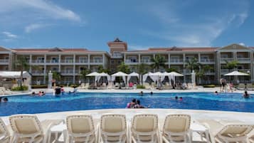 Alberca al aire libre y alberca climatizada