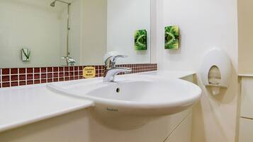 Secador de pelo, toallas