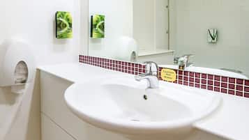 Phòng 2 giường đơn Tiêu chuẩn | Phòng tắm | Máy sấy tóc, khăn tắm