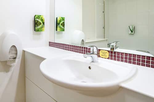 Standard Twin Room | Bathroom | Hair dryer, towels, soap, shampoo