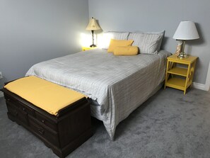 2 bedrooms, desk, iron/ironing board, WiFi - Executive Home  - Luxury Bedrooms - close to beaches (Port Stanley)