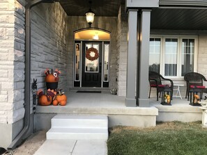 Exterior detail - Executive Home  - Luxury Bedrooms - close to beaches (Port Stanley)