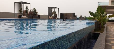 3 piscinas al aire libre, cabañas de piscina gratuitas, sombrillas