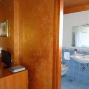 Shower, pengering rambut,  dan handuk