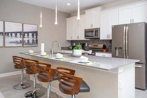 Réfrigérateur, micro-ondes, four, plaque de cuisson