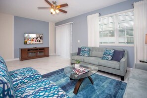 Una televisión, un reproductor de DVD, libros, un reproductor estéreo