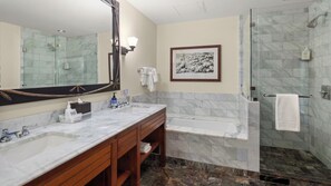 Un bagno con due lavandini, una vasca, una doccia e uno specchio grande.