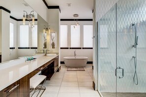 Douche, séchoir à cheveux, serviettes fournies, savon
