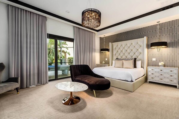 10 habitaciones, escritorio y tabla de planchar con plancha 