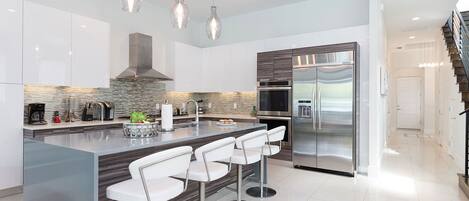 Kjøleskap, mikrobølgeovn, ovn og kokeplater