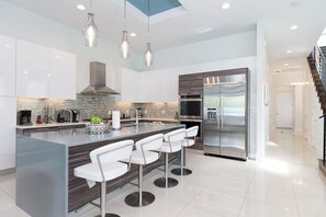 Fridge, microwave, oven, stovetop - Grand Villa Near Disney w Game RM, Theater, Ice Princess & Wizard BRs & Spa Pool (Four Corners)