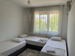 标准三人房 | 浴室 | 淋浴设施、吹风机、拖鞋、毛巾