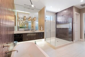 Shower, hair dryer, towels, soap - Huge Estate Near Parks w/ Arcade, Game Loft, Theater, Themed BRs, Huge Spa Pool (Four Corners)