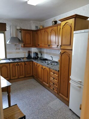 Refrigerador, microondas, cafetera/tetera, tostadora