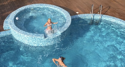 Superbly Equipped, Spectacular Views, Infinity Pool and Jacuzzi