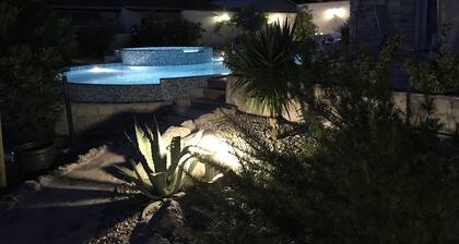 Superbly Equipped, Spectacular Views, Infinity Pool and Jacuzzi