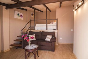 Double or Twin Room | Living area