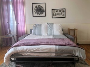 1 slaapkamer, een strijkplank/strijkijzer, wifi, beddengoed