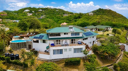 Hilltop Villa avec de superbes vues sur la mer
