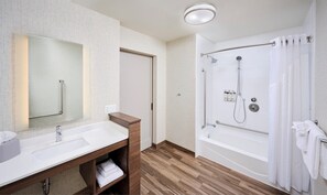 Free toiletries, hair dryer, towels, soap - Holiday Inn Express Sarnia - Point Edward by IHG (Sarnia)