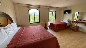 Comfort-Dreibettzimmer, 4 Schlafzimmer | Schreibtisch, laptopgeeigneter Arbeitsplatz, Verdunkelungsvorhänge