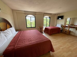 Habitación triple Confort, 4 habitaciones | Escritorio, espacio para trabajar con laptop y cortinas blackout