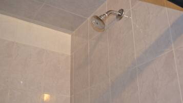 Dusche im Bad